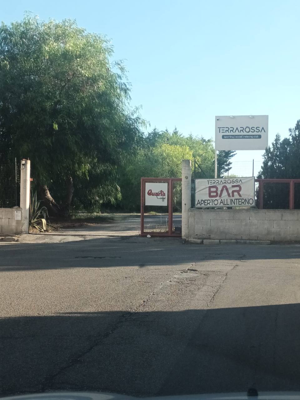 Ingresso e insegna del centro sportivo Terrarossa